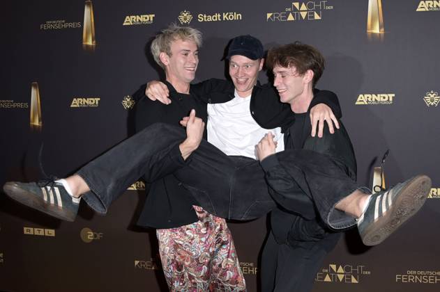 Emil Belton, Bruno Alexander und Oskar Belton bei der Verleihung des Deutschen Fernsehpreises 2023 - Die Nacht der Kreativen in der Flora Köln. Köln, 27.09.2023