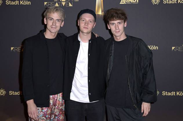 Emil Belton, Bruno Alexander und Oskar Belton bei der Verleihung des Deutschen Fernsehpreises 2023 - Die Nacht der Kreativen in der Flora Köln. Köln, 27.09.2023