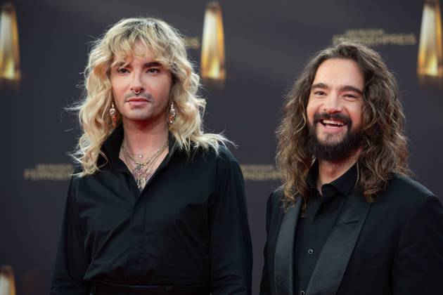 v.l. Bill und Tom KAULITZ, Musiker, Saenger, Tokio Hotel, Roter Teppich, Red Carpet Show, Ankunft, arrival, Verleihung des Deutschen Fernsehpreises, Der Deutsche Fernsehpreis 2023, Deutscher Fernsehpreis 2023 in den MMC Studios Koeln, am 28.09.2023.