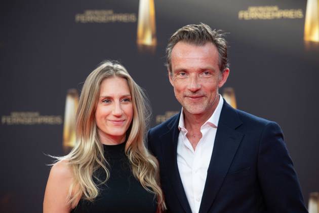 Lukas GREGOROWICZ, Schauspieler, Begleiterin nicht identifiziert Roter Teppich, Red Carpet Show, Ankunft, arrival, Verleihung des Deutschen Fernsehpreises, Der Deutsche Fernsehpreis 2023, Deutscher Fernsehpreis 2023 in den MMC Studios Koeln, am 28.09.2023.