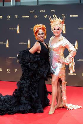 v.l. Catherine LECLERY, Drag Queen Olivia JONES, Drag Queen, Roter Teppich, Red Carpet Show, Ankunft, arrival, Verleihung des Deutschen Fernsehpreises, Der Deutsche Fernsehpreis 2023, Deutscher Fernsehpreis 2023 in den MMC Studios Koeln, am 28.09.2023.