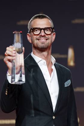 Moderator Joko Winterscheidt zeigt seinen Preis für Beste Doku-Serie für die Prime Video-Sendung Joko Winterscheidt Presents: The WorldÂ’s Most Dangerous Show bei der Gala des Deutschen Fernsehpreis 2023 im Coloneum. Köln, 28.09.2023 NRW Deutschland Copyright: xChristophxHardtx