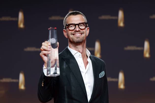 Moderator Joko Winterscheidt zeigt seinen Preis für Beste Doku-Serie für die Prime Video-Sendung Joko Winterscheidt Presents: The WorldÂ’s Most Dangerous Show bei der Gala des Deutschen Fernsehpreis 2023 im Coloneum. Köln, 28.09.2023 NRW Deutschland Copyright: xChristophxHardtx