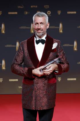 TV-Moderator Sebastian Pufpaff zeigt seinen Preis für die Beste Comedy Late Night für seine ProSieben-Sendung TV Total bei der Gala des Deutschen Fernsehpreis 2023 im Coloneum. Köln, 28.09.2023 NRW Deutschland Copyright: xChristophxHardtx