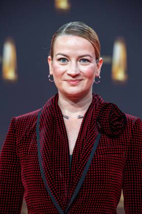 Nina GUMMICH, Saengerin, Roter Teppich, Red Carpet Show, Ankunft, arrival, Verleihung des Deutschen Fernsehpreises, Der Deutsche Fernsehpreis 2023, Deutscher Fernsehpreis 2023 in den MMC Studios Koeln, am 28.09.2023.