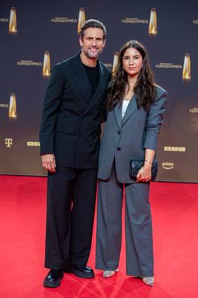Tom BECK, Schauspieler, und Partnerin Chryssanthi KAVAZI, Roter Teppich, Red Carpet Show, Ankunft, arrival, Verleihung des Deutschen Fernsehpreises, Der Deutsche Fernsehpreis 2023, Deutscher Fernsehpreis 2023 in den MMC Studios Koeln, am 28.09.2023.