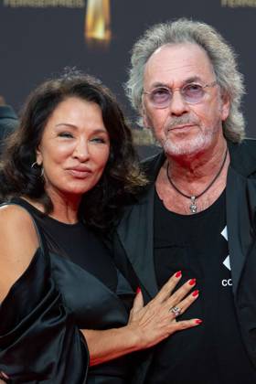 Hugo Egon BALDER, Moderator, mit Ehefrau Elena, Roter Teppich, Red Carpet Show, Ankunft, arrival, Verleihung des Deutschen Fernsehpreises, Der Deutsche Fernsehpreis 2023, Deutscher Fernsehpreis 2023 in den MMC Studios Koeln, am 28.09.2023.