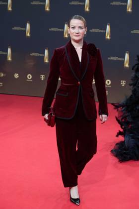 Nina GUMMICH, Saengerin, Roter Teppich, Red Carpet Show, Ankunft, arrival, Verleihung des Deutschen Fernsehpreises, Der Deutsche Fernsehpreis 2023, Deutscher Fernsehpreis 2023 in den MMC Studios Koeln, am 28.09.2023.