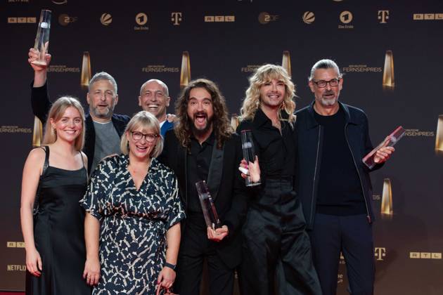 Preistraeger Tom und Bill KAULITZ, Musiker Saenger, Tokio Hotel, und ihr Team, Kategorie Beste Unterhaltung Show, Thats my Jam, Verleihung des Deutschen Fernsehpreises, Der Deutsche Fernsehpreis 2023, Deutscher Fernsehpreis 2023 in den MMC Studios Koeln, am 28.09.2023.