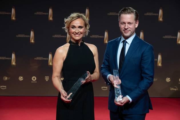 Preistraeger das Team der Tagesthemen, mit Caren MISOGA Reporter Vassili GOLOD Kategorie Beste Information Tagesthemen live aus Kiew, Verleihung des Deutschen Fernsehpreises, Der Deutsche Fernsehpreis 2023, Deutscher Fernsehpreis 2023 in den MMC Studios Koeln, am 28.09.2023.