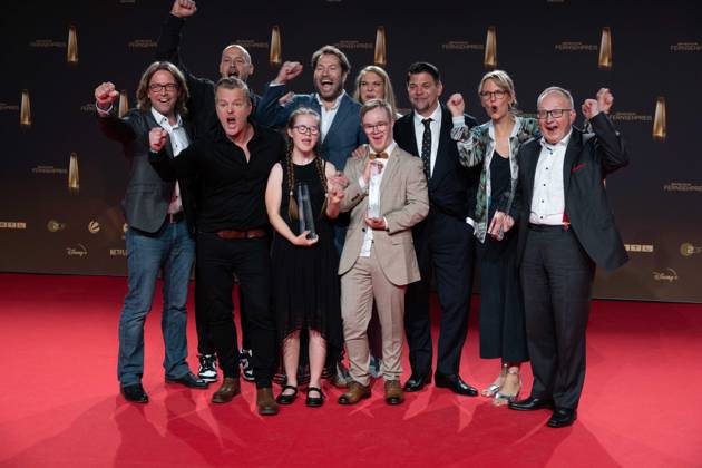 Preistraeger Tim MAELZER (3.v.r.), Koch, und sein Team, Kategorie Beste Unterhaltung Bestes Factual Entertainment fuer zum Schwarzwaelder Hirsch - eine aussergewoehnliche Kuechencrew, Verleihung des Deutschen Fernsehpreises, Der Deutsche Fernsehpreis 2023, Deutscher Fernsehpreis 2023 in den MMC Studios Koeln, am 28.09.2023.