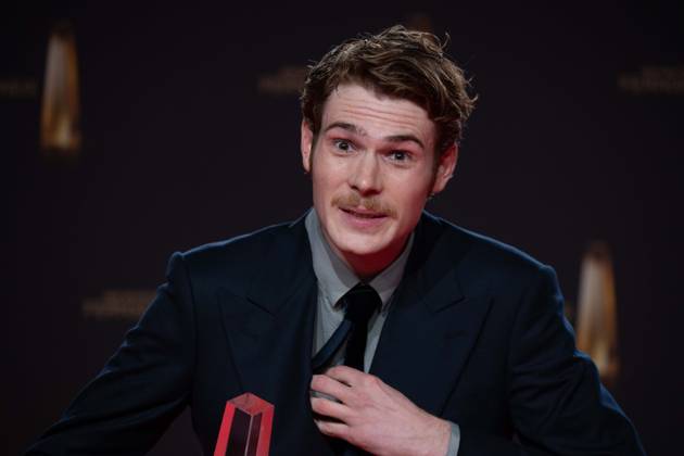 Preistraeger Philip FROISSANT, Schauspieler Kategorie Bester Schauspieler fuer Die Kaiserin, Verleihung des Deutschen Fernsehpreises, Der Deutsche Fernsehpreis 2023, Deutscher Fernsehpreis 2023 in den MMC Studios Koeln, am 28.09.2023.