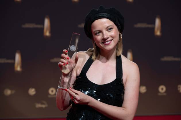 Preistraeger Jella HAASE, Schauspielerin, Kategorie Schauspielerin fuer Kleo, Verleihung des Deutschen Fernsehpreises, Der Deutsche Fernsehpreis 2023, Deutscher Fernsehpreis 2023 in den MMC Studios Koeln, am 28.09.2023.