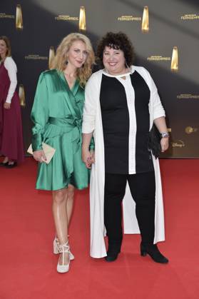 Derya Kaptan und ihre Schwester Meltem Kaptan bei der Verleihung des Deutschen Fernsehpreises in Koeln 28.09. 2023
