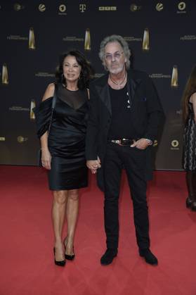 Hugo Egon Balder mit Frau Elena Balder bei der Verleihung des Deutschen Fernsehpreises in Koeln 28.09. 2023