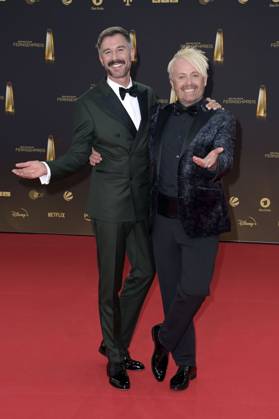 Jochen Schropp und Ross Antony bei der Verleihung des Deutschen Fernsehpreises 2023 in den MMC Studios. Köln, 28.09.2023