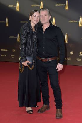 Andre Dietz mit Ehefrau Shari Dietz bei der Verleihung des Deutschen Fernsehpreises 2023 in den MMC Studios. Köln, 28.09.2023