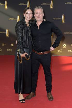 Andre Dietz mit Ehefrau Shari Dietz bei der Verleihung des Deutschen Fernsehpreises 2023 in den MMC Studios. Köln, 28.09.2023