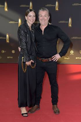 Andre Dietz mit Ehefrau Shari Dietz bei der Verleihung des Deutschen Fernsehpreises 2023 in den MMC Studios. Köln, 28.09.2023