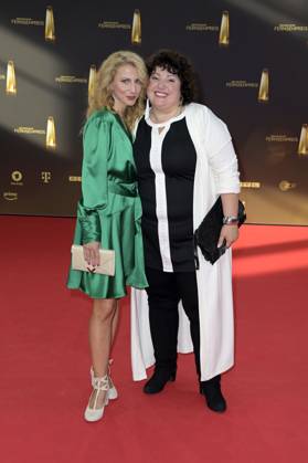 Meltem Kaptan mit Schwester Derya bei der Verleihung des Deutschen Fernsehpreises 2023 in den MMC Studios. Köln, 28.09.2023