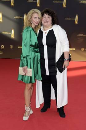 Meltem Kaptan mit Schwester Derya bei der Verleihung des Deutschen Fernsehpreises 2023 in den MMC Studios. Köln, 28.09.2023