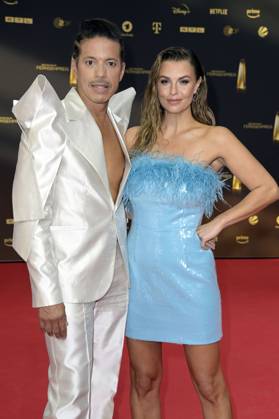 Jorge Gonzalez und Laura Wontorra bei der Verleihung des Deutschen Fernsehpreises 2023 in den MMC Studios. Köln, 28.09.2023