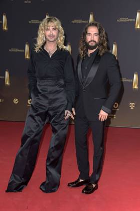 Bill Kaulitz mit Bruder Tom Kaulitz bei der Verleihung des Deutschen Fernsehpreises 2023 in den MMC Studios. Köln, 28.09.2023