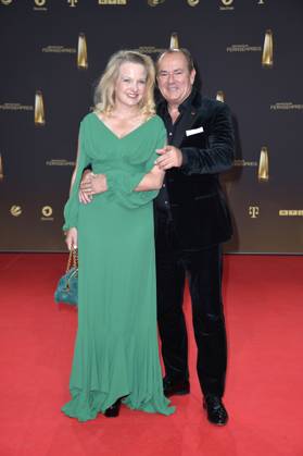Wolfram Kons und seine Ehefrau Alexa Kons bei der Verleihung vom Deutschen Fernsehpreis am 28.09.2023 in Koeln Deutscher Fernsehpreis Verleihung 2023 in Koeln