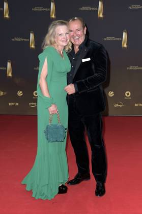 Wolfram Kons mit Ehefrau Alexa Apermann bei der Verleihung des Deutschen Fernsehpreises 2023 in den MMC Studios. Köln, 28.09.2023