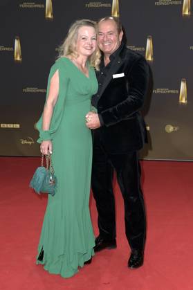 Wolfram Kons mit Ehefrau Alexa Apermann bei der Verleihung des Deutschen Fernsehpreises 2023 in den MMC Studios. Köln, 28.09.2023