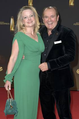 Wolfram Kons mit Ehefrau Alexa Apermann bei der Verleihung des Deutschen Fernsehpreises 2023 in den MMC Studios. Köln, 28.09.2023