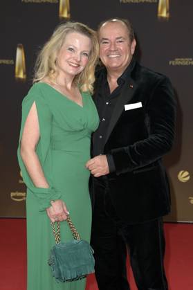Wolfram Kons mit Ehefrau Alexa Apermann bei der Verleihung des Deutschen Fernsehpreises 2023 in den MMC Studios. Köln, 28.09.2023