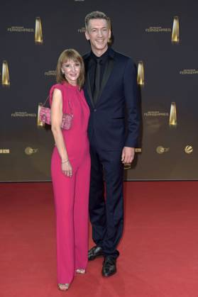 Steffen Hallaschka mit Ehefrau Anne-Katrin Hallaschka bei der Verleihung des Deutschen Fernsehpreises 2023 in den MMC Studios. Köln, 28.09.2023