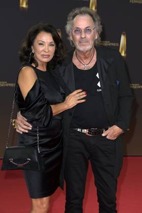 Hugo Egon Balder mit Ehefrau Elena Balder bei der Verleihung des Deutschen Fernsehpreises 2023 in den MMC Studios. Köln, 28.09.2023