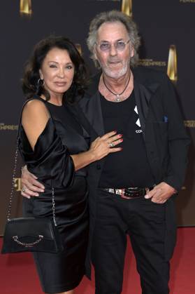 Hugo Egon Balder mit Ehefrau Elena Balder bei der Verleihung des Deutschen Fernsehpreises 2023 in den MMC Studios. Köln, 28.09.2023