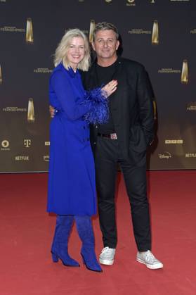 Hans Sigl mit Ehefrau Susanne Sigl bei der Verleihung des Deutschen Fernsehpreises 2023 in den MMC Studios. Köln, 28.09.2023