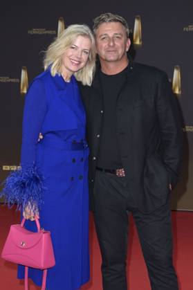 Hans Sigl mit Ehefrau Susanne Sigl bei der Verleihung des Deutschen Fernsehpreises 2023 in den MMC Studios. Köln, 28.09.2023