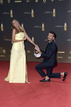 Giovanni Zarrella mit Ehefrau Jana Ina Zarrella bei der Verleihung des Deutschen Fernsehpreises 2023 in den MMC Studios. Köln, 28.09.2023