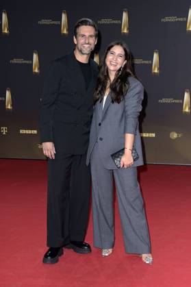 Tom Beck mit Ehefrau Chryssanthi Kavazi bei der Verleihung des Deutschen Fernsehpreises 2023 in den MMC Studios. Köln, 28.09.2023