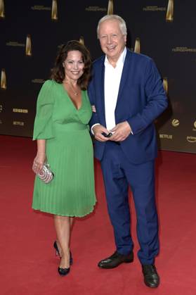 Tom Buhrow mit Partnerin Daniela Boff bei der Verleihung des Deutschen Fernsehpreises 2023 in den MMC Studios. Köln, 28.09.2023
