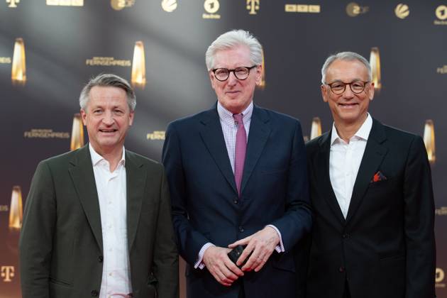 v.l. Nikolaus BLOME, Journalist, Theo KOLL, Moderator, Rainer MUNZ, Korrespondent, Roter Teppich, Red Carpet Show, Ankunft, arrival, Verleihung des Deutschen Fernsehpreises, Der Deutsche Fernsehpreis 2023, Deutscher Fernsehpreis 2023 in den MMC Studios Koeln, am 28.09.2023.