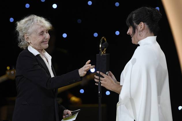 Claire Denis und Jaione Camborda bei der Preisverleihung auf dem 71. Internationalen Filmfestival San Sebastian Festival Internacional de Cine de San Sebastian im Kursaal. San Sebastian, 30.09.2023