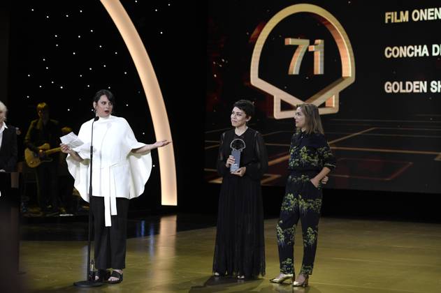 Jaione Camborda, Andrea Vazquez und Maria Zamora bei der Preisverleihung auf dem 71. Internationalen Filmfestival San Sebastian Festival Internacional de Cine de San Sebastian im Kursaal. San Sebastian, 30.09.2023