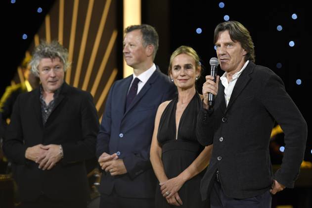 Aidan Gillen, Neil Forsyth, Sandrine Bonnaire und James Marsh bei der Preisverleihung auf dem 71. Internationalen Filmfestival San Sebastian Festival Internacional de Cine de San Sebastian im Kursaal. San Sebastian, 30.09.2023