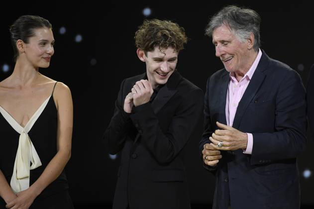 Leonie Lojkine, Fionn O Shea und Gabriel Byrne bei der Preisverleihung auf dem 71. Internationalen Filmfestival San Sebastian Festival Internacional de Cine de San Sebastian im Kursaal. San Sebastian, 30.09.2023