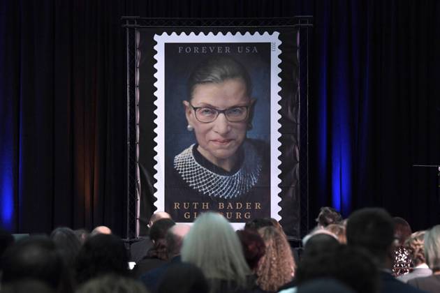 IMAGO ICONS: Ruth Bader Ginsburg View of a postage stamp honoring the late US judge Ruth Bader Ginsburg unveiled during a ceremony at the U.S. Postal Service s headquarters in Washington, USA, 2 October 2023. Unveil a postage stamp honoring late US judge Ruth Bader !ACHTUNG: NUR REDAKTIONELLE NUTZUNG!  Copyright: xLeninxNollyx USA9316 20231003-55012013027_1