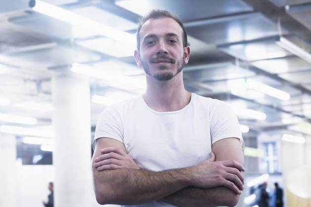 Portrait of a young businessman standing with arms crossed in an office, Freiburg im Breisgau, Baden-Württemberg, Germany Freiburg im Breisgau, Freiburg im Breisgau, Germany CR_SIGO160503-02601-01 ,model released, Symbolfoto ,property released