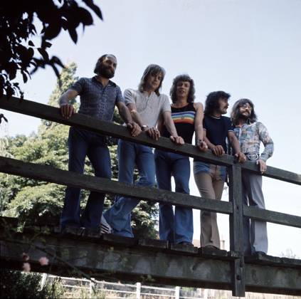 Moody Blues Portrait Moody Blues photographed outdoors on a small river crossing in 1972. The band consisted of Ray Thomas, Michael Pinder, Justin Hayward, John Lodge and Graeme Edge. *Higher Rates Apply*Please Negotiate Fees*, Credit:Michael Putland Avalon  Copyright: xMichaelxPutlandx xAvalonx 0517066996