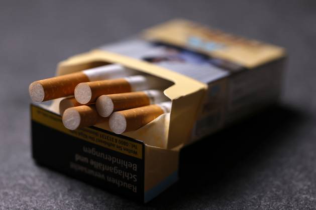 Zigaretten der Marke Pueblo liegen auf einem Tisch. Pueblo ist eine traditionelle Mischung aus amerikanischen Virginia-Tabaken, die unter natürlichen Bedingungen auch von Indianern angebaut werden. (Themenbild, Symbolbild) Köln, 07.10.2023 NRW Deutschland Copyright: xChristophxHardtx
