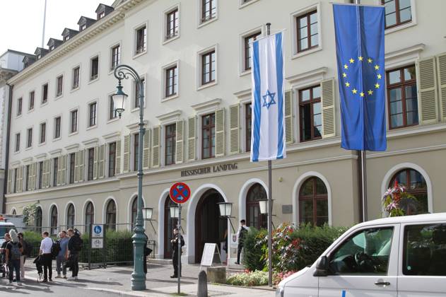 Wiesbaden, Hessen, Deutschland, 08.10.2023: Landtagswahl in Hessen: Das Parlament in Wiesbaden am Wahltag; vor dem Gebäude ist die Flagge von Israel gehisst Copyright: xdtsxNachrichtenagenturx dts_23558